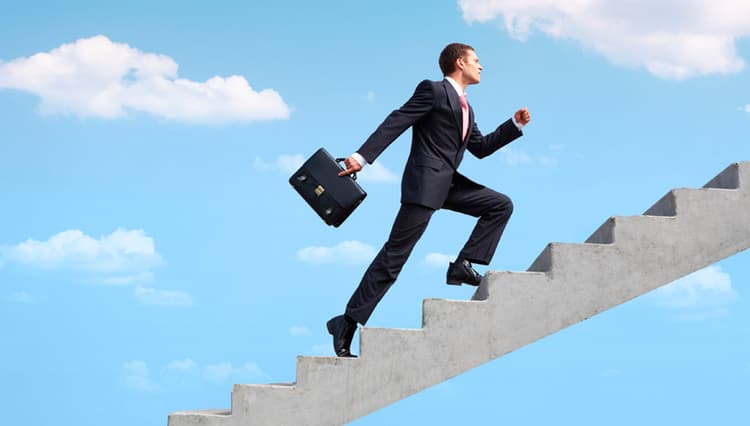 Abogado ascendiendo por una escalera hacia el cielo, simbolizando el éxito empresarial a través de la presencia en línea